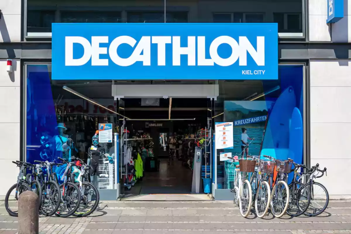 Entrada de una tienda Decathlon con bicicletas estacionadas afuera.