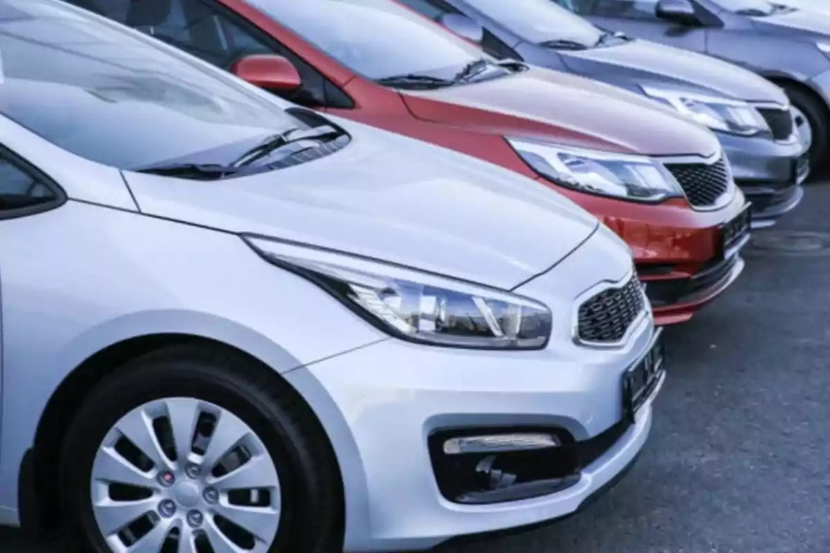 Una fila de coches estacionados en un aparcamiento.