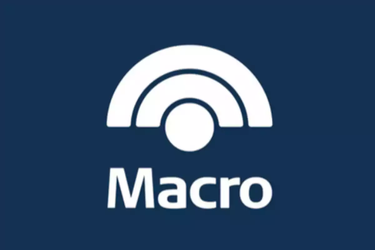 Logotipo de Macro con un diseño de semicírculos blancos sobre un fondo azul oscuro.