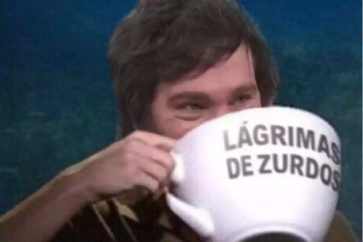 Un hombre sosteniendo una taza grande con el texto 