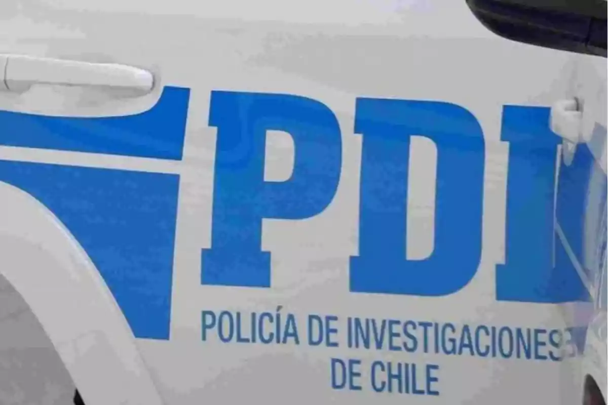 Vehículo con el logotipo de la Policía de Investigaciones de Chile.