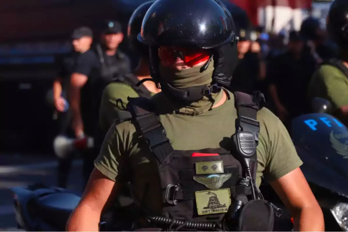 Un grupo de agentes de seguridad con cascos y chalecos tácticos en una operación.