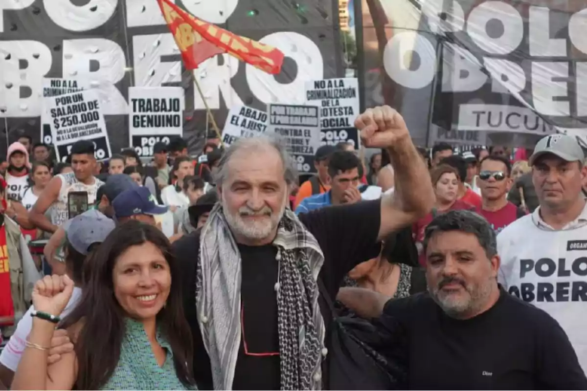 Un grupo de personas en una manifestación con pancartas y banderas que dicen 