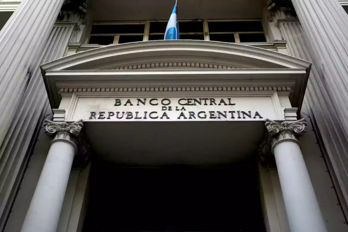 Fachada del Banco Central de la República Argentina con columnas y una bandera en la parte superior.