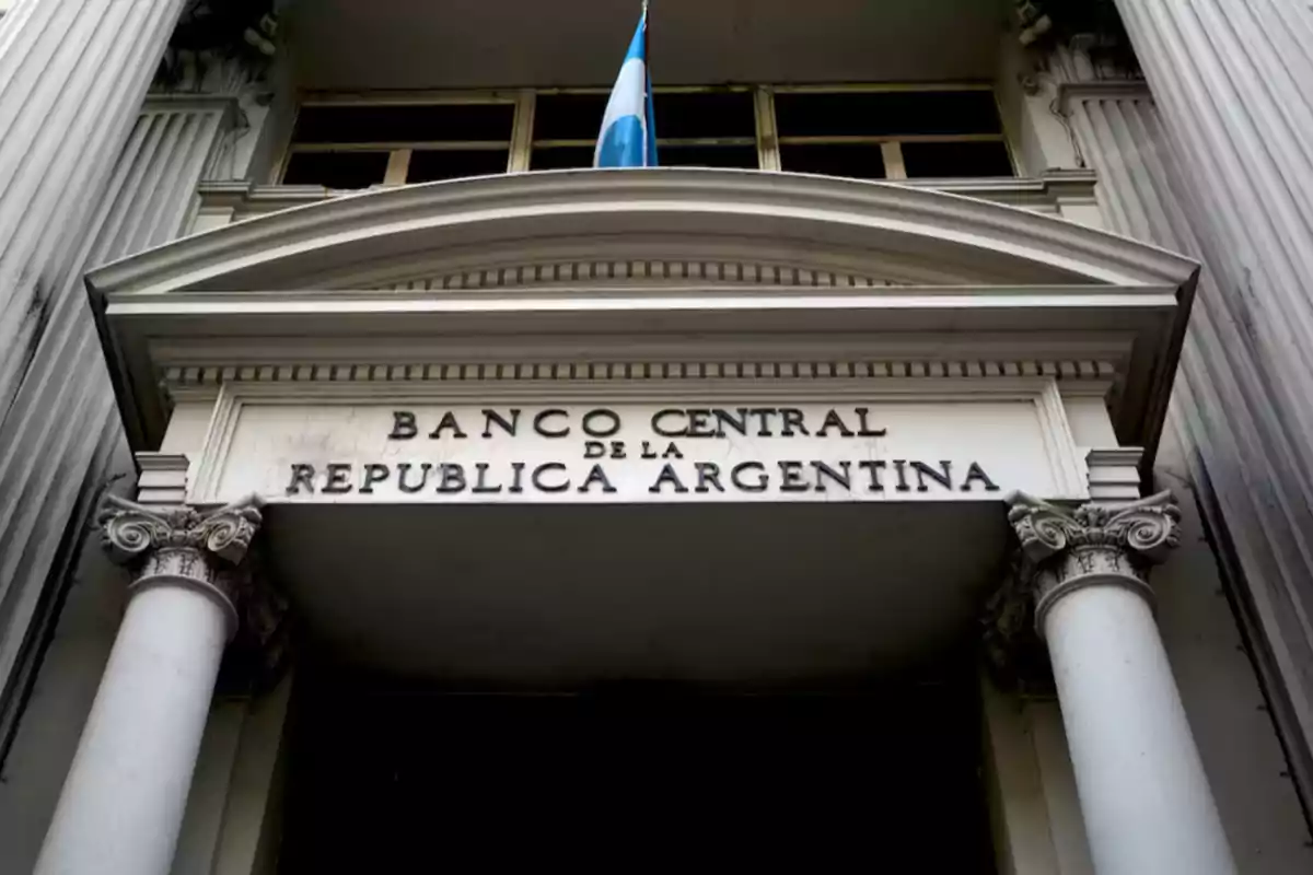 Facade of the Central Bank of the Argentine Republic with columns and a flag on top.