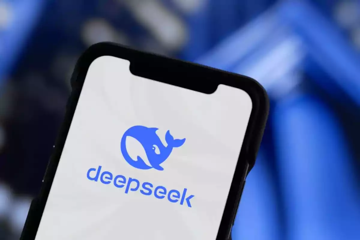 Un teléfono móvil muestra el logotipo de Deepseek con un fondo azul desenfocado.