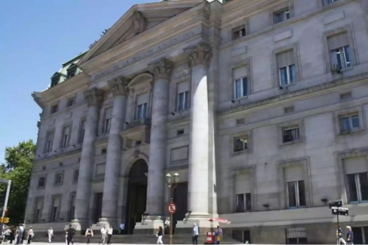 Edificio histórico con columnas y fachada clásica en un día soleado.