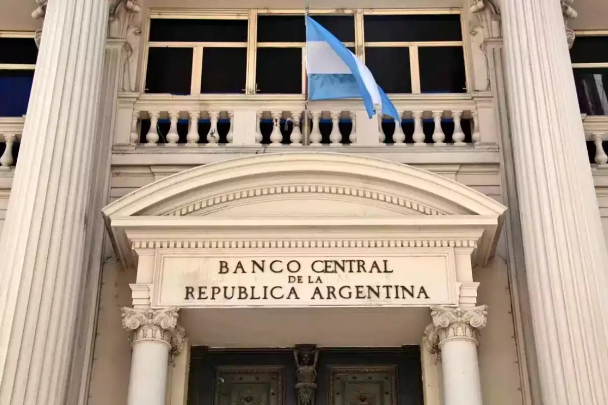 Facade of the Central Bank of the Argentine Republic with an Argentine flag waving.