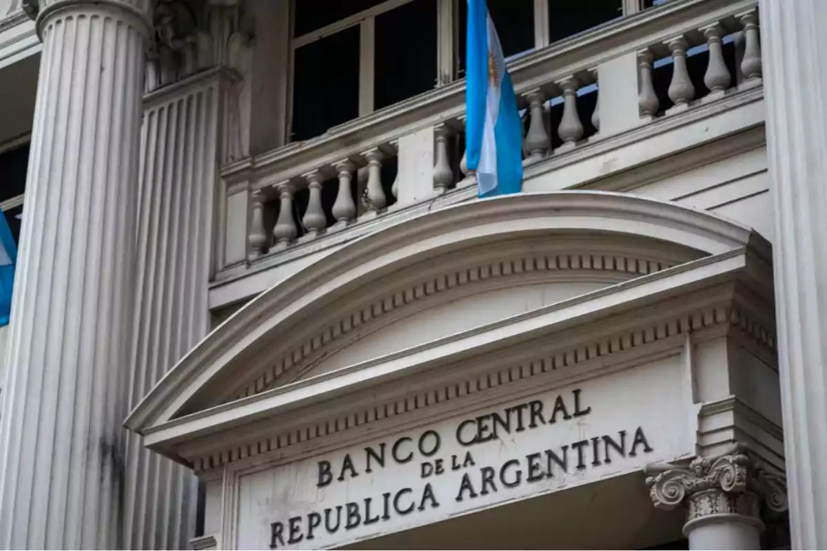 Facade of the Central Bank of the Argentine Republic with an Argentine flag waving.