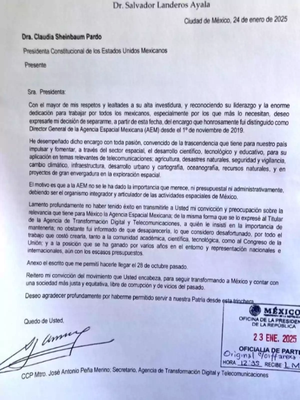 Una carta de renuncia dirigida a la presidenta de México, fechada el 24 de enero de 2025, en la que el remitente expresa su decisión de separarse del cargo de Director General de la Agencia Espacial Mexicana, mencionando su dedicación al desarrollo científico y tecnológico del país, y lamentando no haber logrado transmitir la importancia de la agencia.