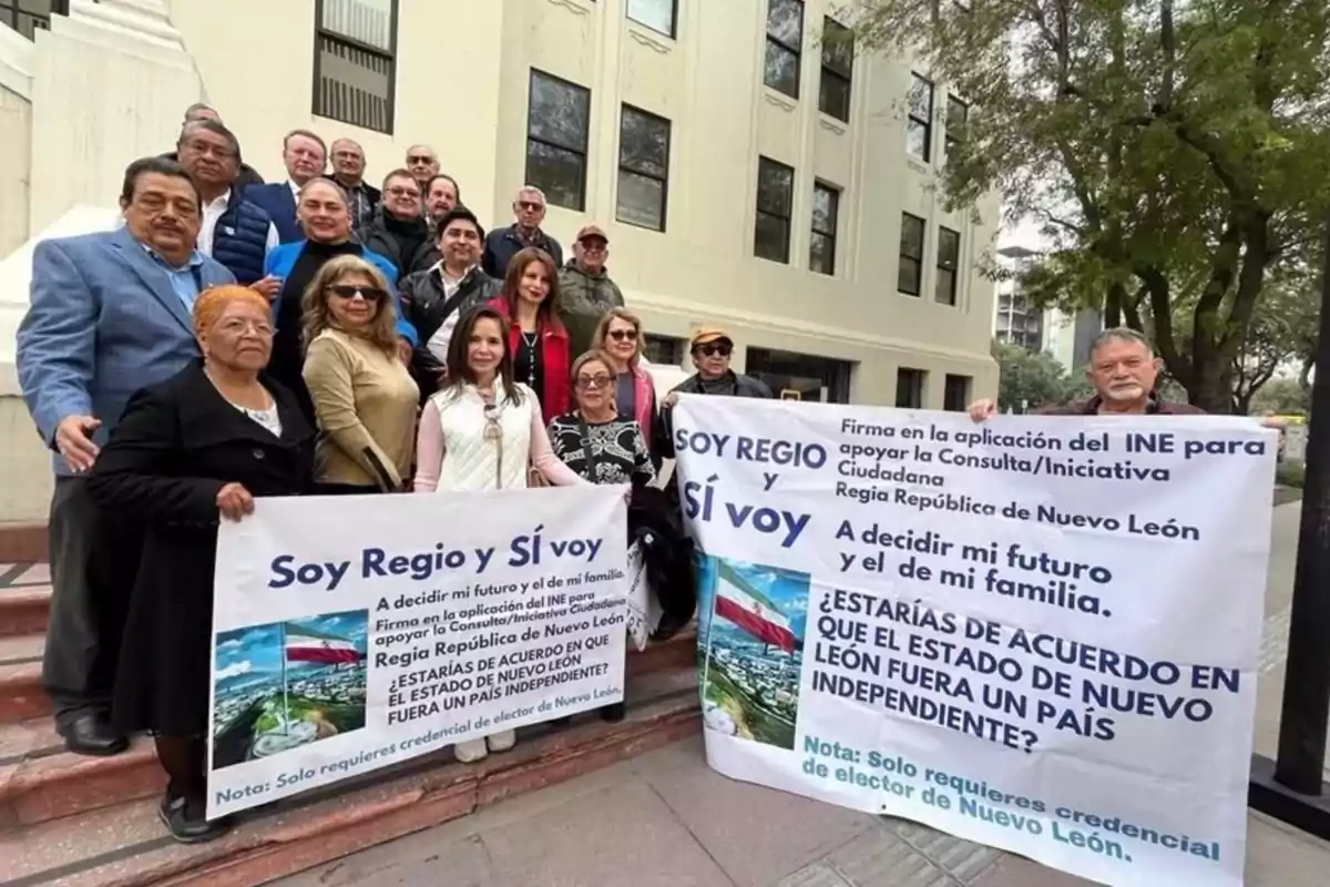 Un grupo de personas posando con pancartas que promueven una consulta ciudadana sobre la independencia del estado de Nuevo León.