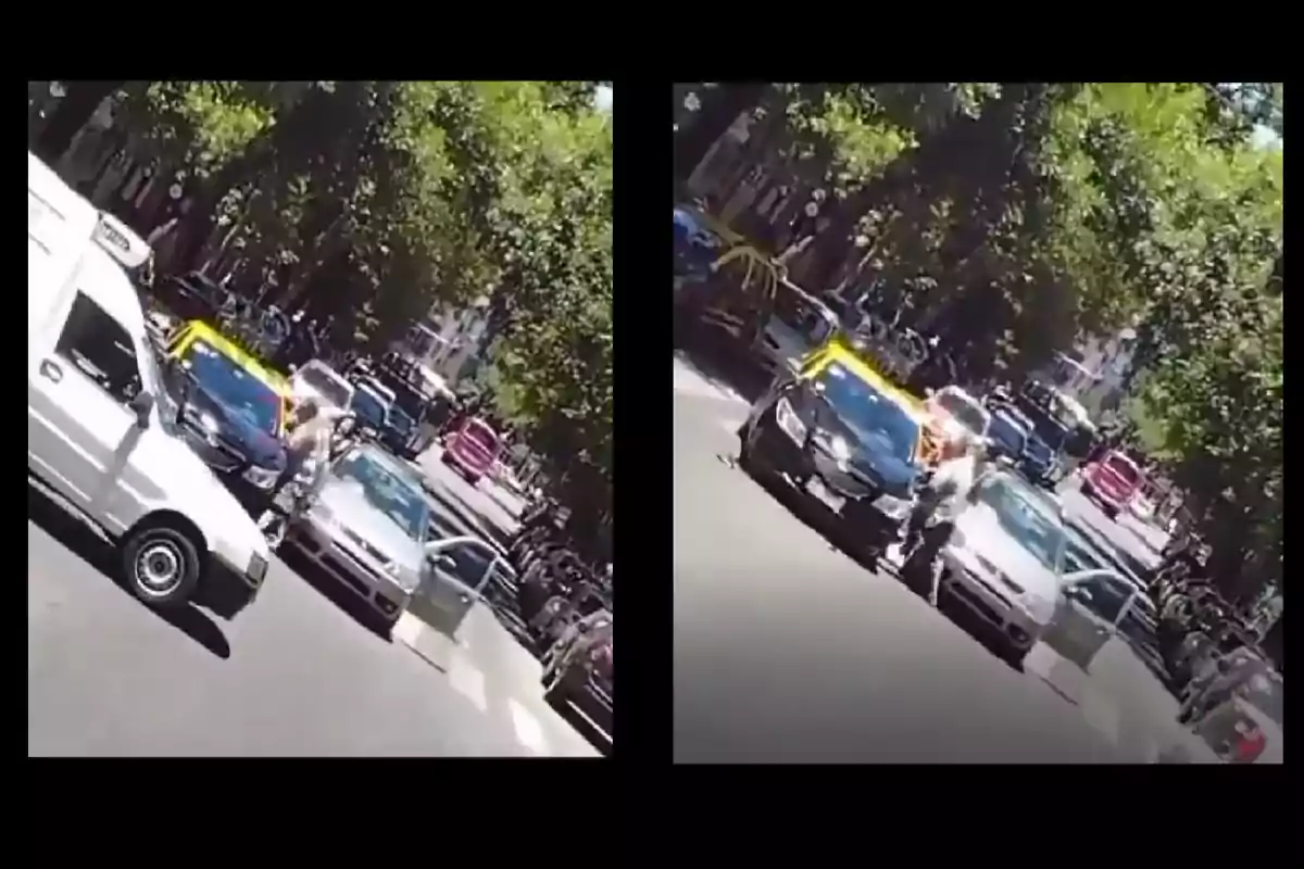 Una calle concurrida con varios vehículos, incluyendo un taxi negro con amarillo, y una persona de pie junto a un coche gris con la puerta abierta.