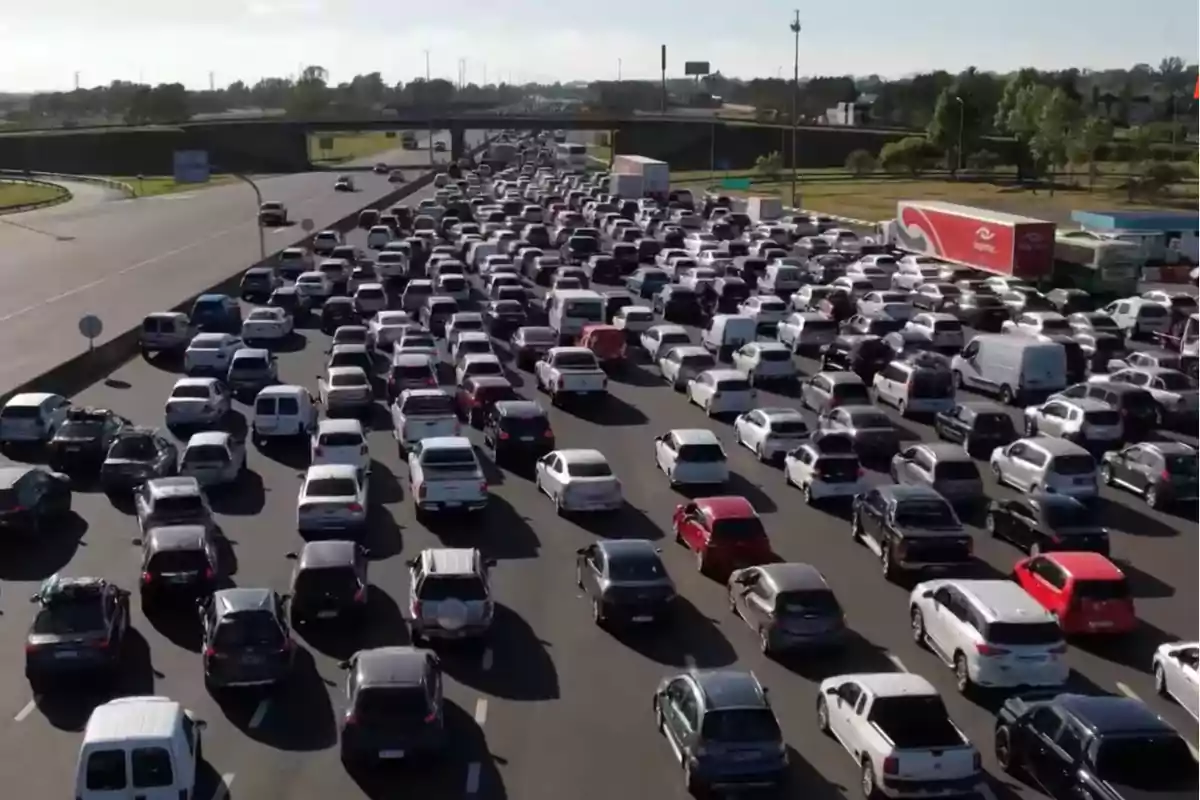 Una autopista llena de vehículos en un embotellamiento de tráfico.