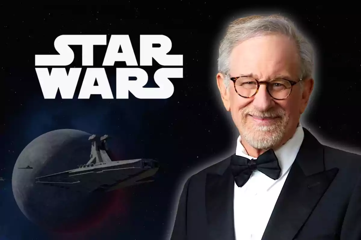 Steven Spielberg cuenta cuál es su pelicula favorita de la saga de Star Wars en esmoquin frente a un fondo de Star Wars con una nave espacial y un planeta.