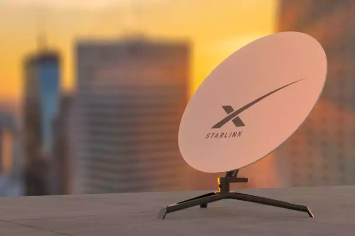 Antena parabólica de Starlink sobre una superficie con un fondo urbano desenfocado al atardecer.