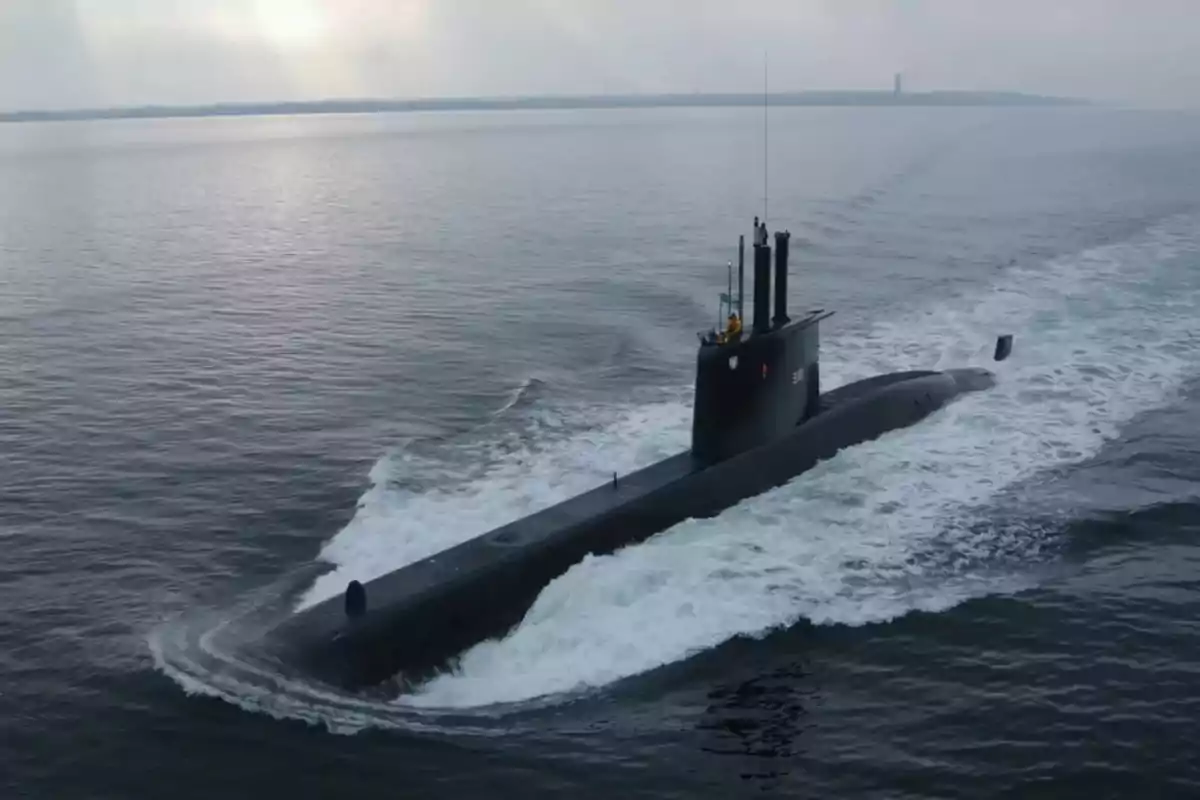 Un submarino navegando en el océano con el horizonte al fondo.