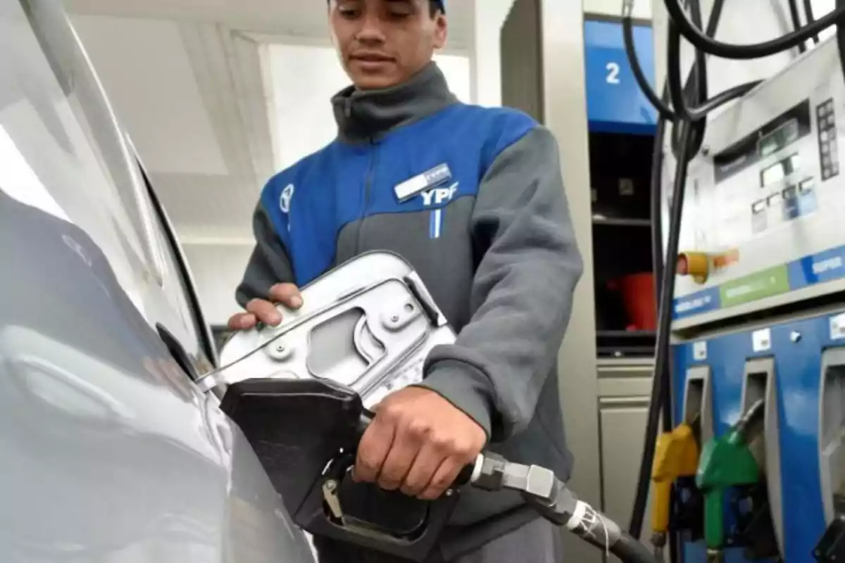 Las estaciones de servicio deberán informar si se cobran tasas a los combustibles