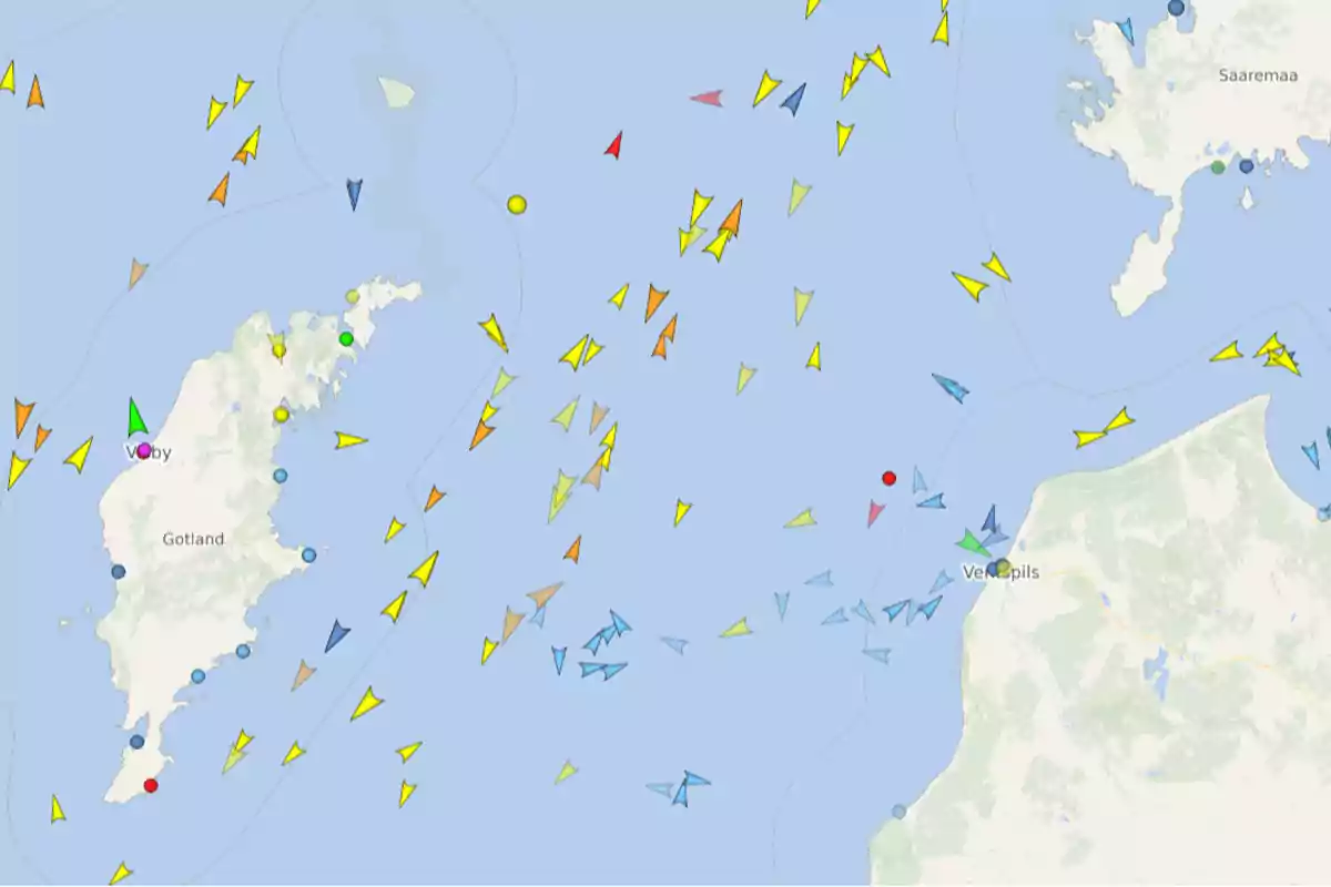 Mapa marítimo con iconos de barcos de diferentes colores cerca de las islas de Gotland y Saaremaa.