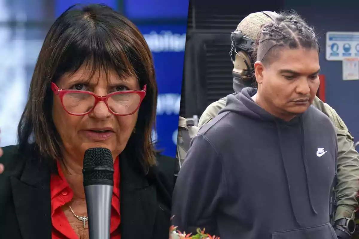 Patricia Bullrich con gafas rojas habla por un micrófono mientras un hombre parte del grupo terrorista Tren de Aragua es escoltado por un oficial.