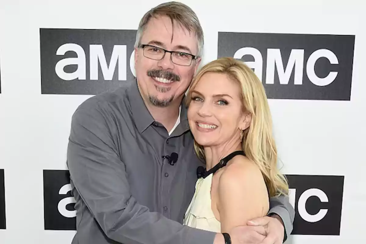 Vince Gilligan y Rhea Seehorn se abrazan frente a un fondo con el logo de AMC.