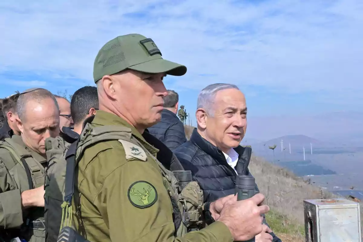 Un grupo de personas con ropa militar y binoculares en un paisaje al aire libre.