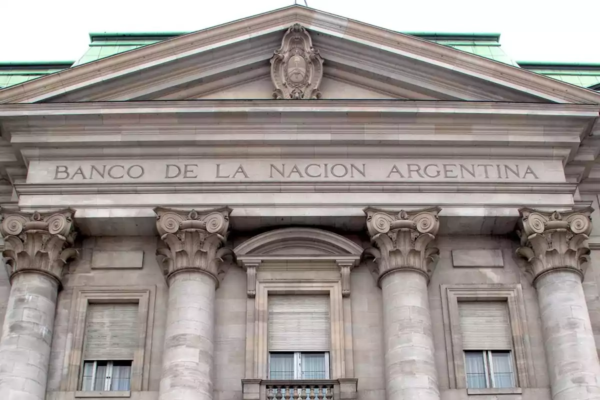 Fachada del Banco de la Nación Argentina con columnas y detalles arquitectónicos clásicos.