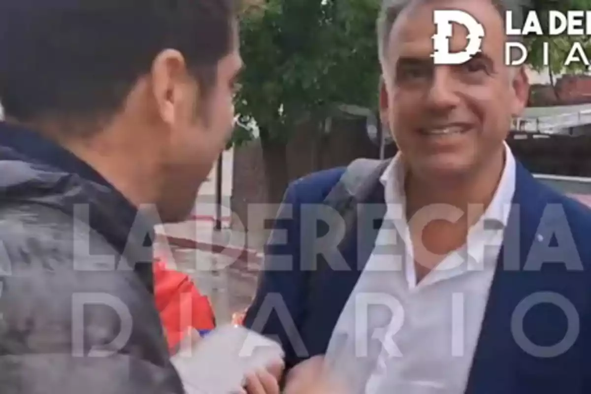 Dos personas conversando en la calle con el logo de "La Derecha Diario" superpuesto en la imagen.