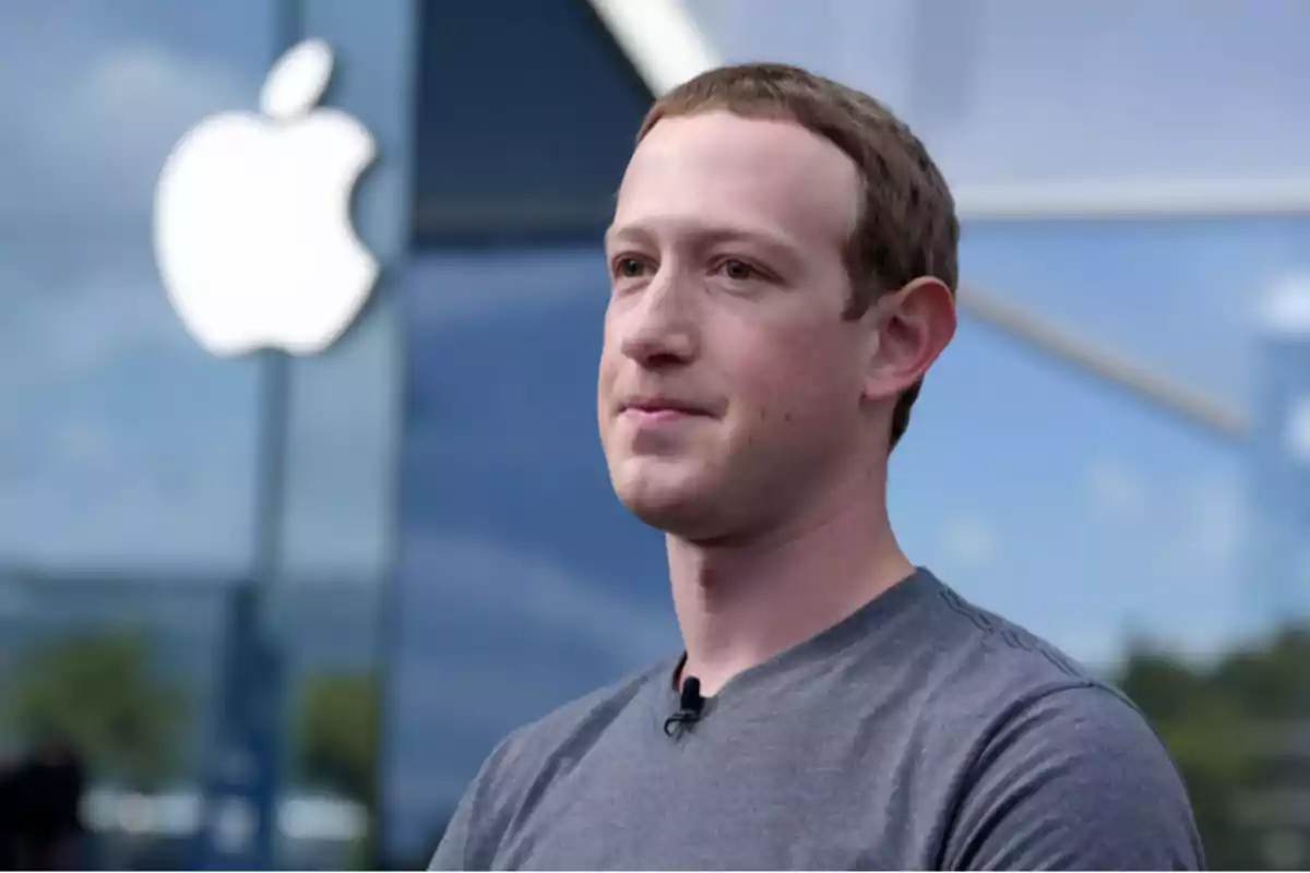 Un hombre de pie frente a un edificio con el logotipo de Apple en el fondo.